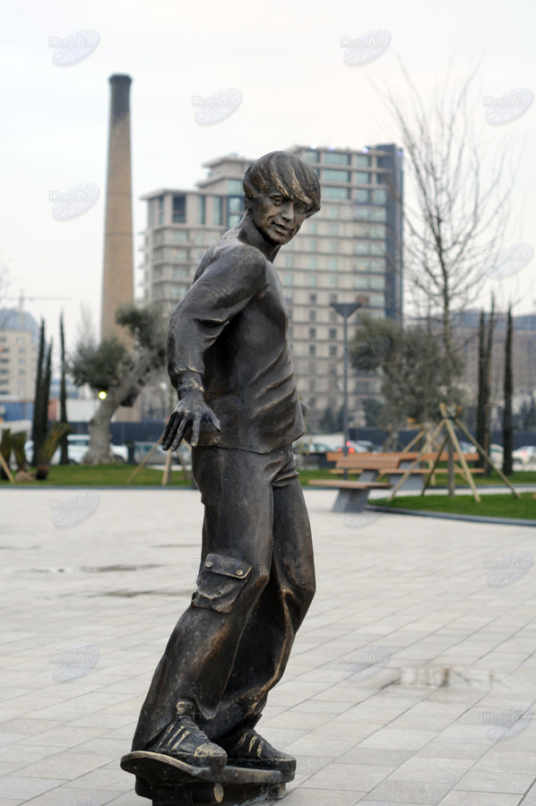 Бронзовые незнакомцы в парках Баку - ФОТОСЕССИЯ