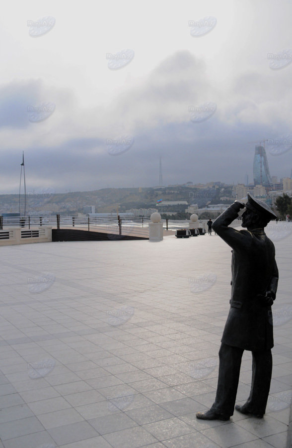 Бронзовые незнакомцы в парках Баку - ФОТОСЕССИЯ