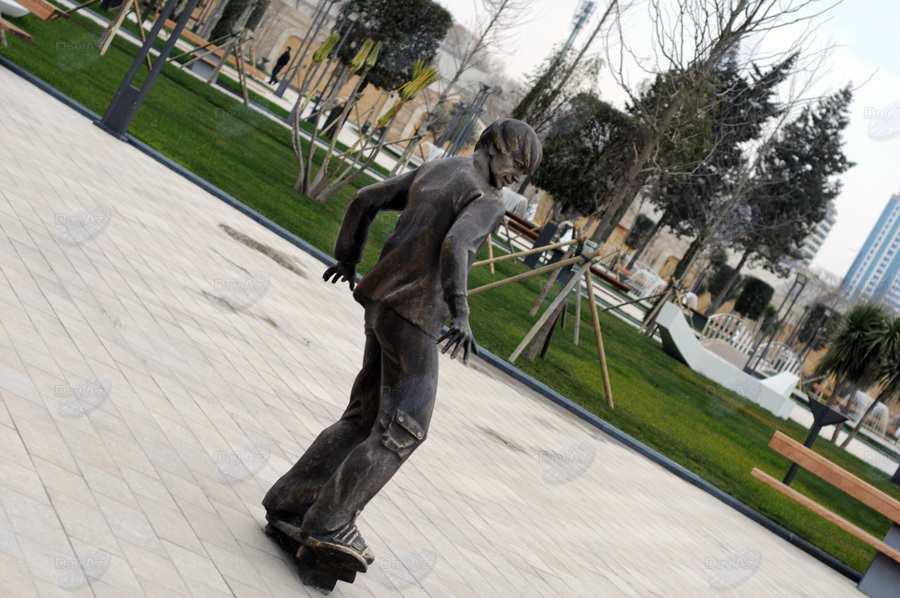 Бронзовые незнакомцы в парках Баку - ФОТОСЕССИЯ