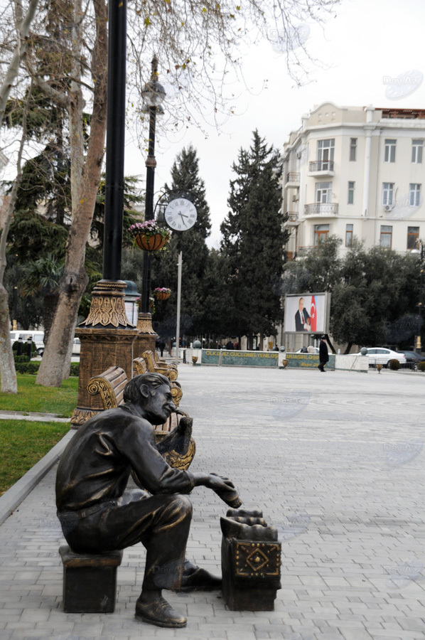 Бронзовые незнакомцы в парках Баку - ФОТОСЕССИЯ