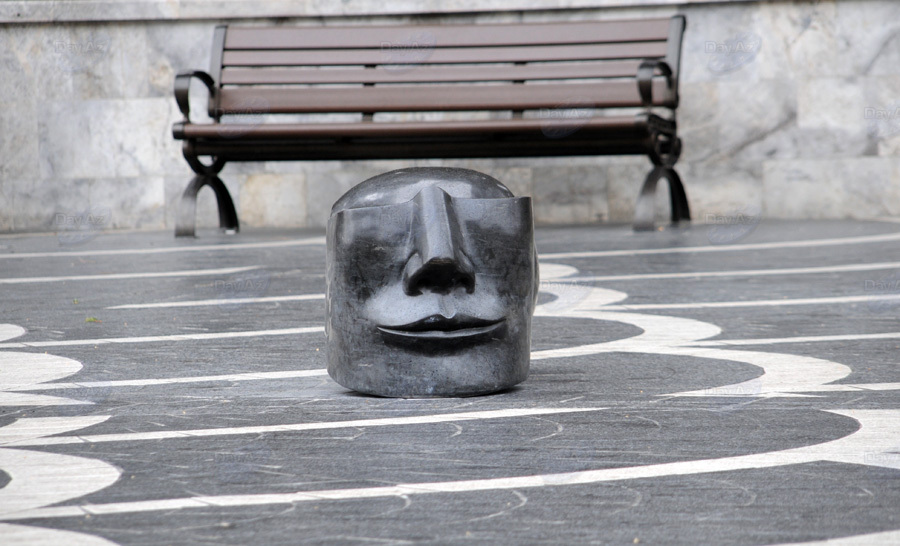 Бронзовые незнакомцы в парках Баку - ФОТОСЕССИЯ