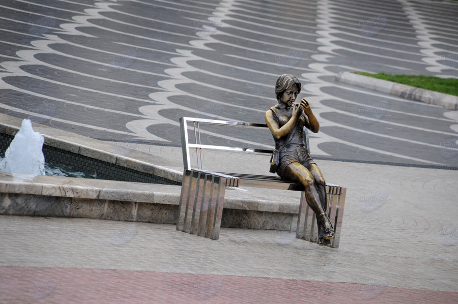 Бронзовые незнакомцы в парках Баку - ФОТОСЕССИЯ