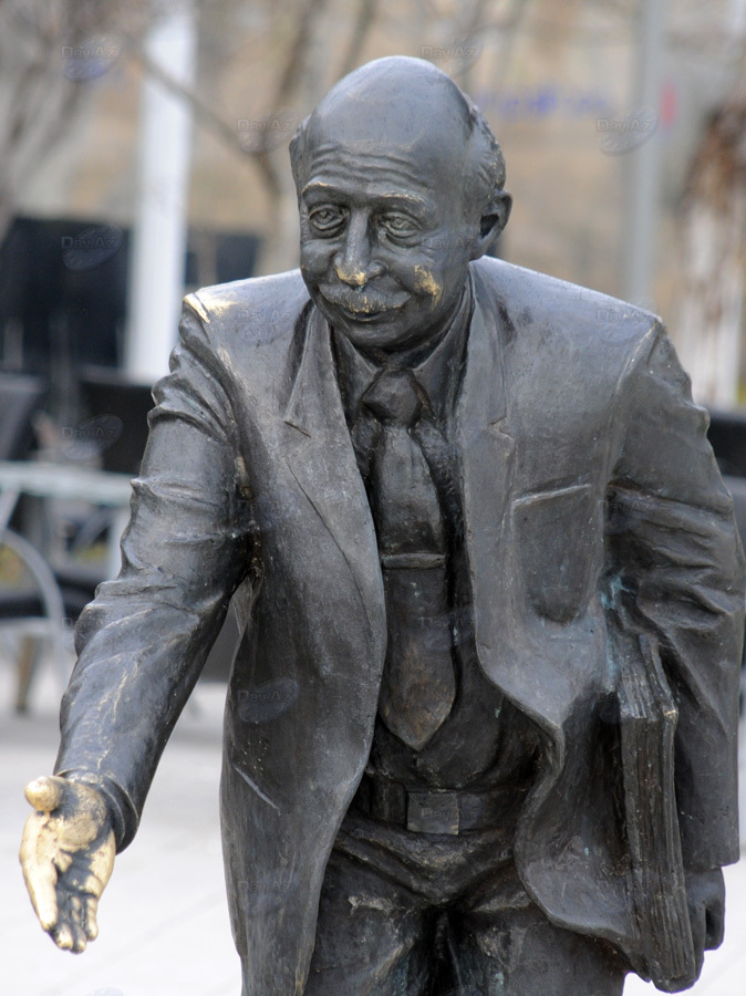 Бронзовые незнакомцы в парках Баку - ФОТОСЕССИЯ