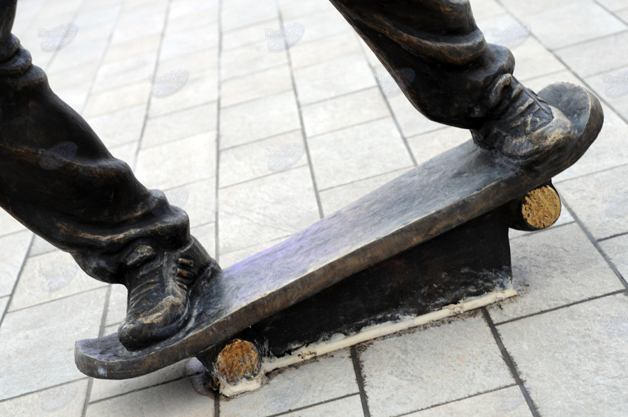 Бронзовые незнакомцы в парках Баку - ФОТОСЕССИЯ