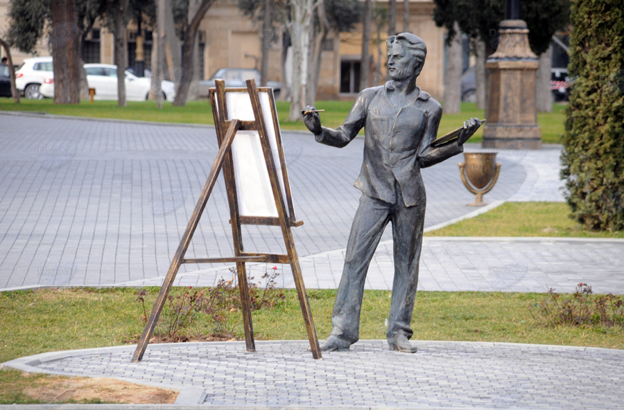 Бронзовые незнакомцы в парках Баку - ФОТОСЕССИЯ