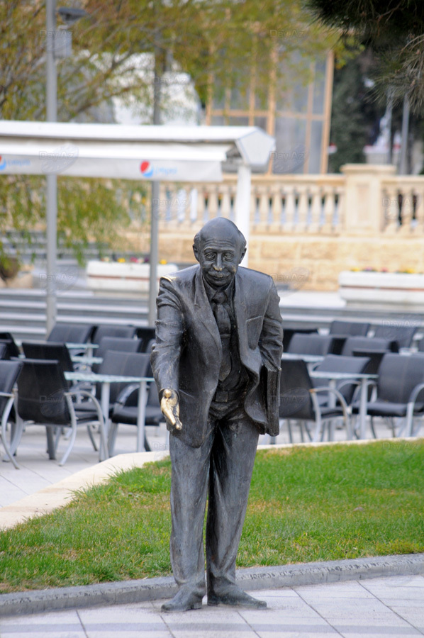 Бронзовые незнакомцы в парках Баку - ФОТОСЕССИЯ