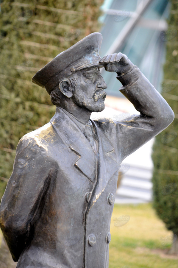 Бронзовые незнакомцы в парках Баку - ФОТОСЕССИЯ