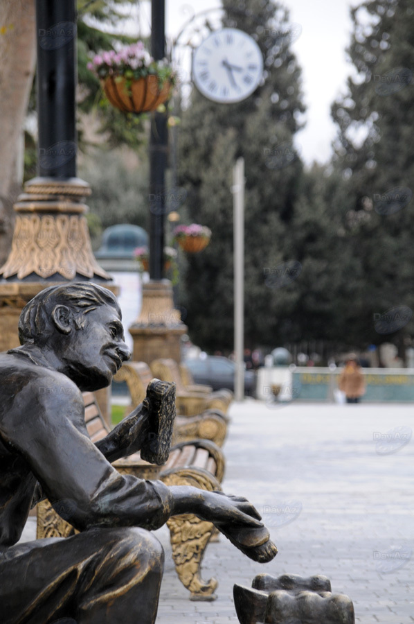 Бронзовые незнакомцы в парках Баку - ФОТОСЕССИЯ