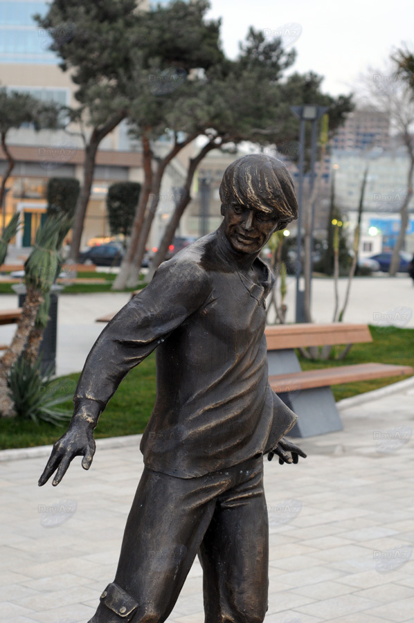 Бронзовые незнакомцы в парках Баку - ФОТОСЕССИЯ