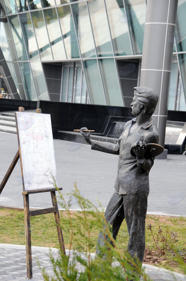 Бронзовые незнакомцы в парках Баку - ФОТОСЕССИЯ