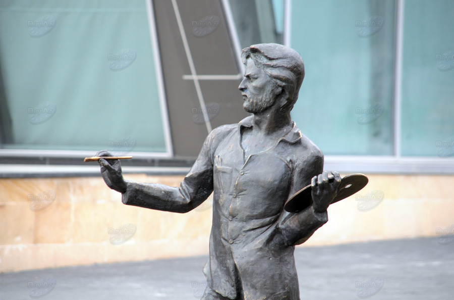 Бронзовые незнакомцы в парках Баку - ФОТОСЕССИЯ