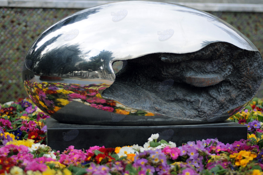 Бронзовые незнакомцы в парках Баку - ФОТОСЕССИЯ