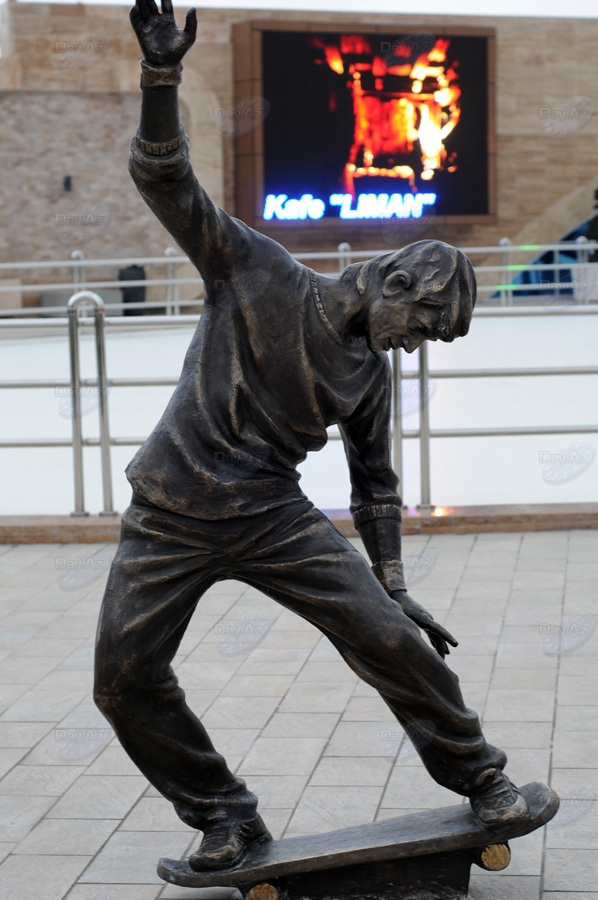 Бронзовые незнакомцы в парках Баку - ФОТОСЕССИЯ