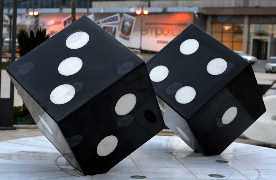 Бронзовые незнакомцы в парках Баку - ФОТОСЕССИЯ