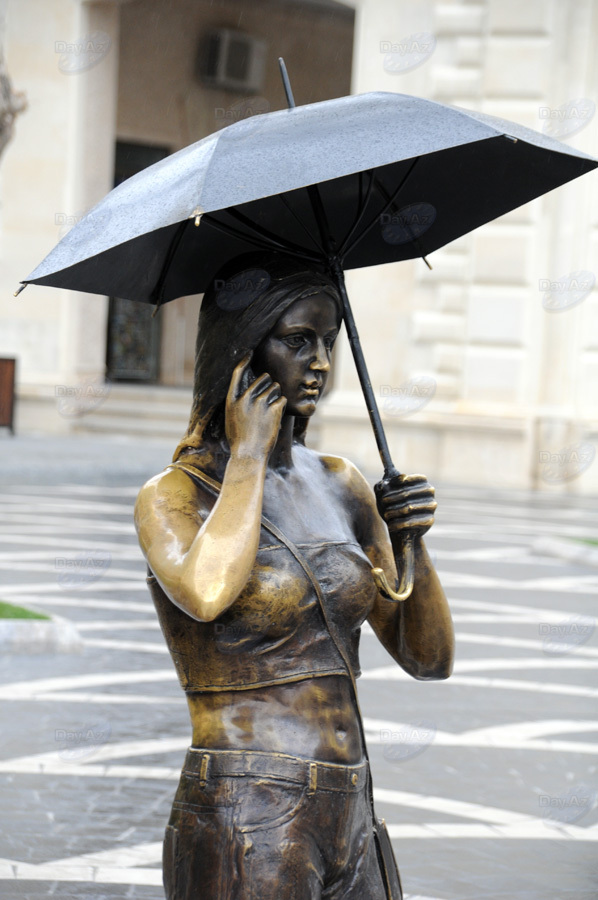 Бронзовые незнакомцы в парках Баку - ФОТОСЕССИЯ