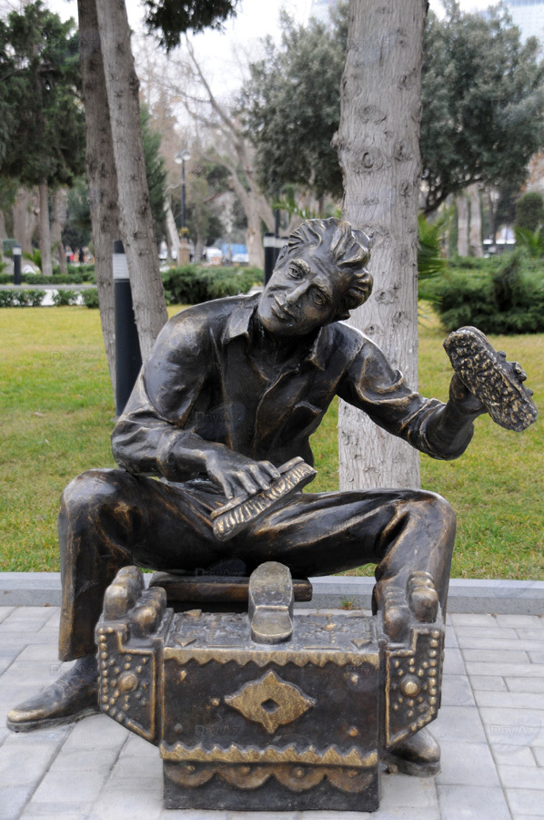 Бронзовые незнакомцы в парках Баку - ФОТОСЕССИЯ