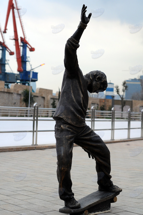 Бронзовые незнакомцы в парках Баку - ФОТОСЕССИЯ