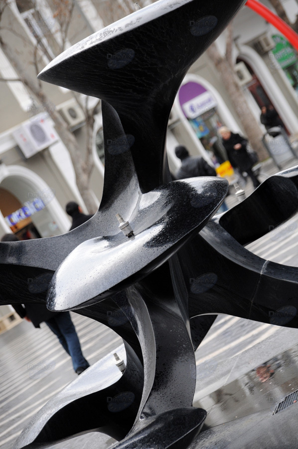 Бронзовые незнакомцы в парках Баку - ФОТОСЕССИЯ