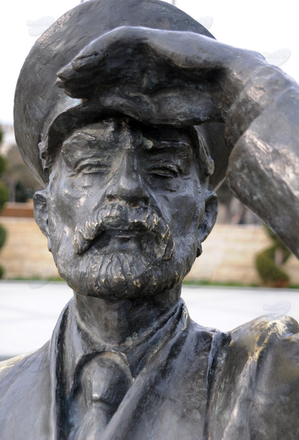 Бронзовые незнакомцы в парках Баку - ФОТОСЕССИЯ