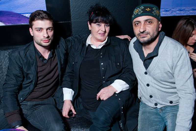 Нура Сури со сладкой грампластинкой - ФОТОСЕССИЯ