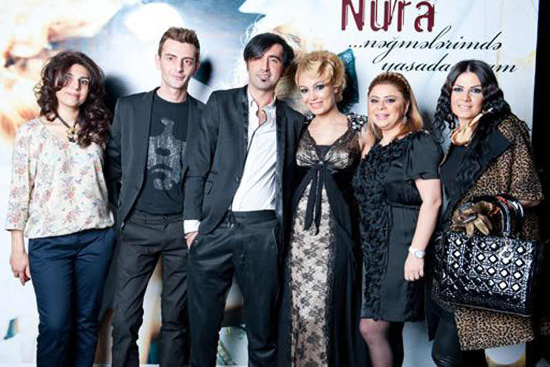 Нура Сури со сладкой грампластинкой - ФОТОСЕССИЯ