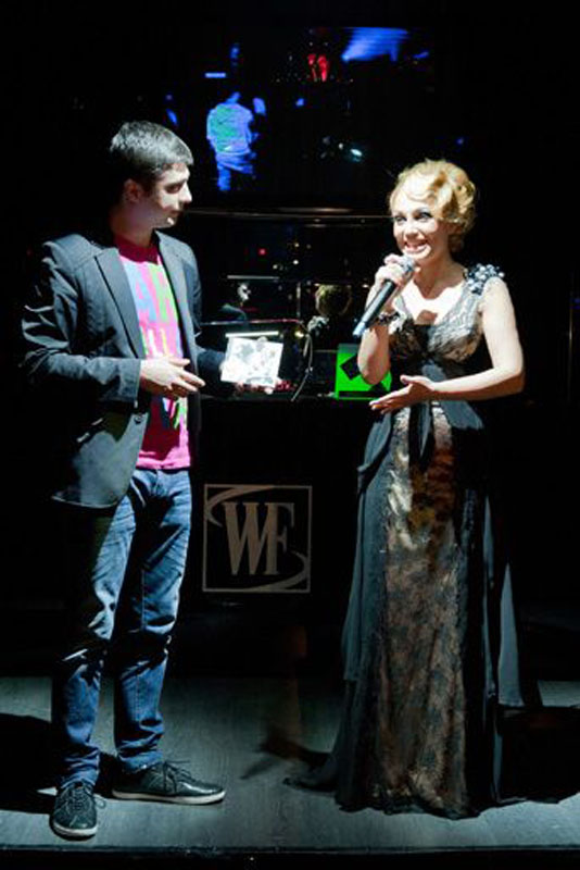 Нура Сури со сладкой грампластинкой - ФОТОСЕССИЯ