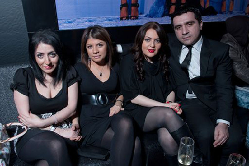 Нура Сури со сладкой грампластинкой - ФОТОСЕССИЯ