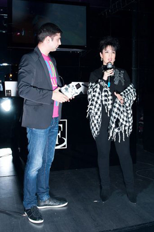 Нура Сури со сладкой грампластинкой - ФОТОСЕССИЯ