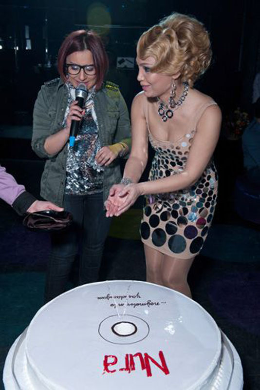 Нура Сури со сладкой грампластинкой - ФОТОСЕССИЯ