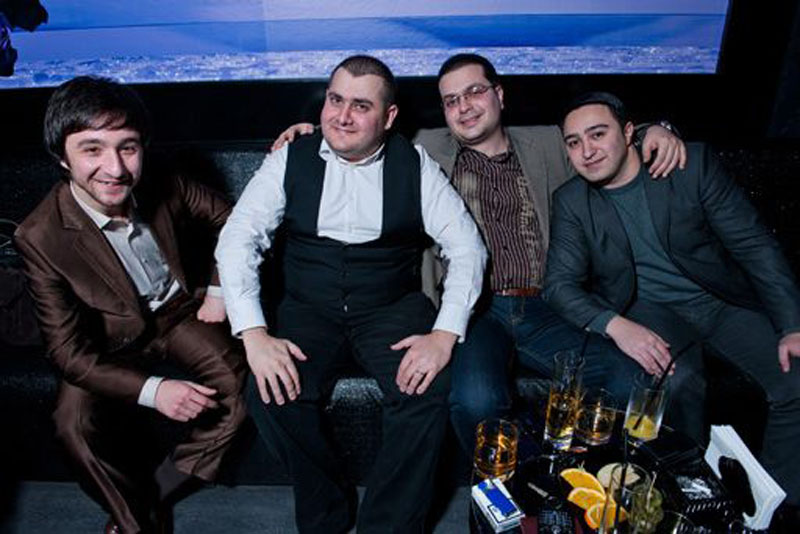 Нура Сури со сладкой грампластинкой - ФОТОСЕССИЯ