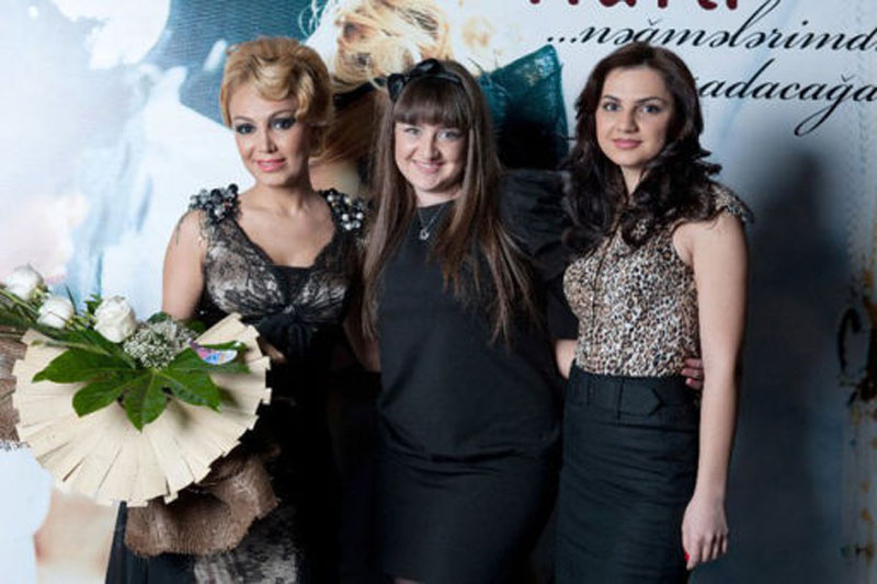 Нура Сури со сладкой грампластинкой - ФОТОСЕССИЯ