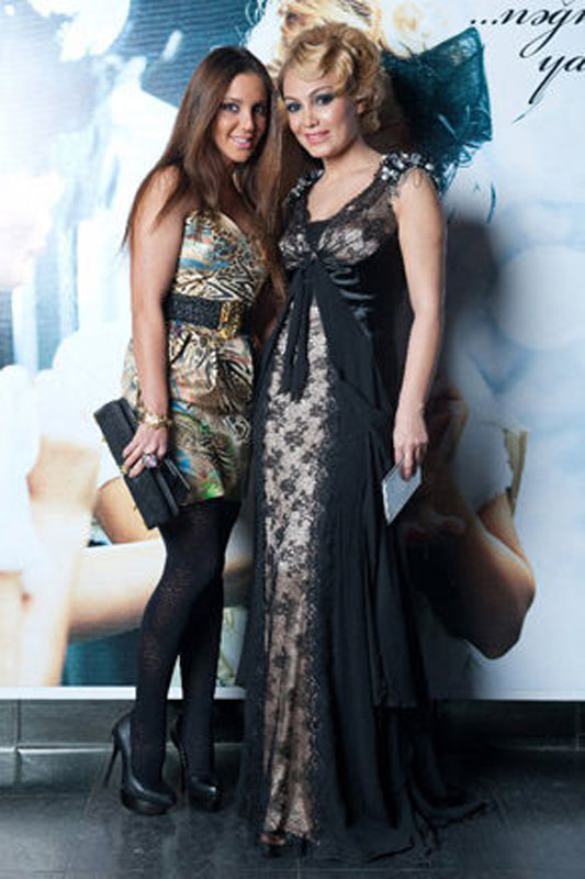 Нура Сури со сладкой грампластинкой - ФОТОСЕССИЯ