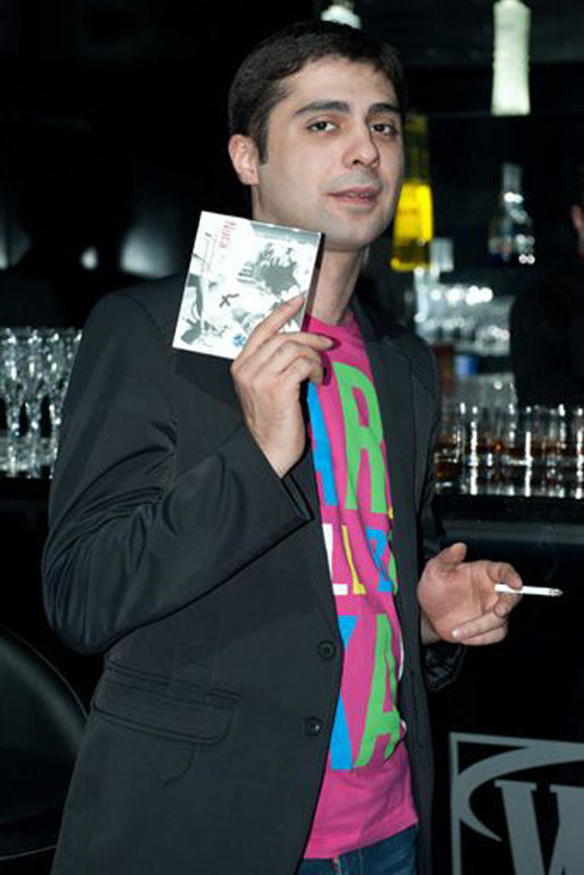 Нура Сури со сладкой грампластинкой - ФОТОСЕССИЯ