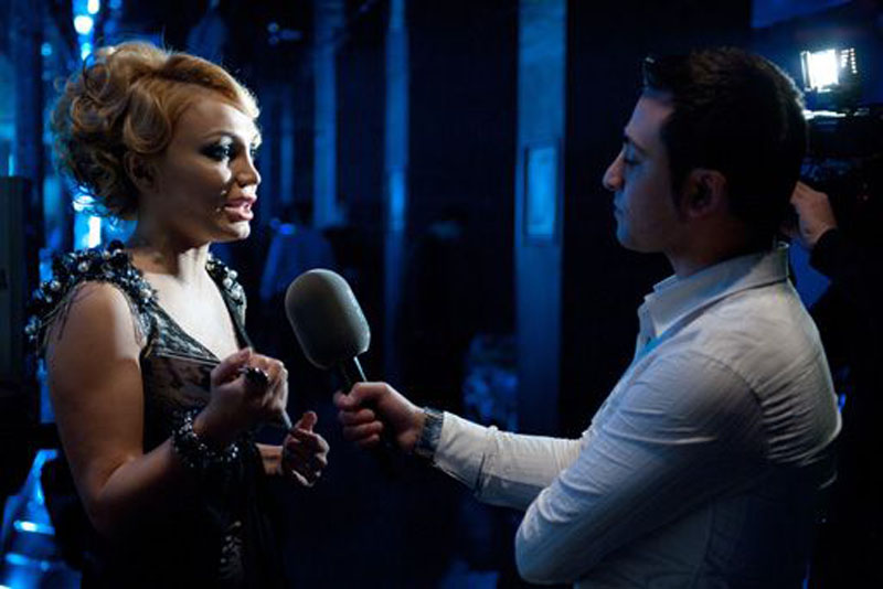 Нура Сури со сладкой грампластинкой - ФОТОСЕССИЯ