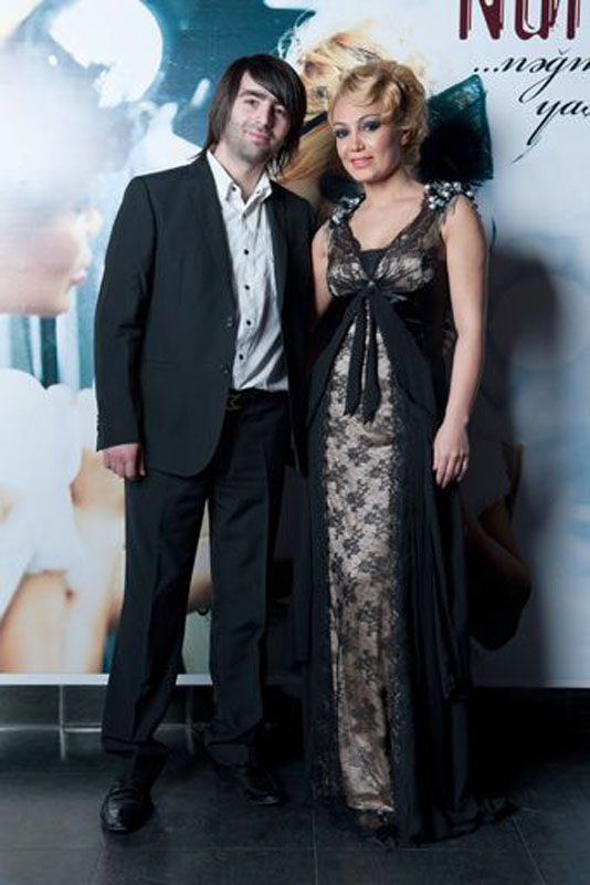 Нура Сури со сладкой грампластинкой - ФОТОСЕССИЯ