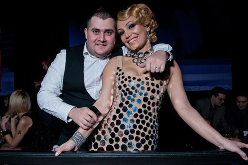 Нура Сури со сладкой грампластинкой - ФОТОСЕССИЯ