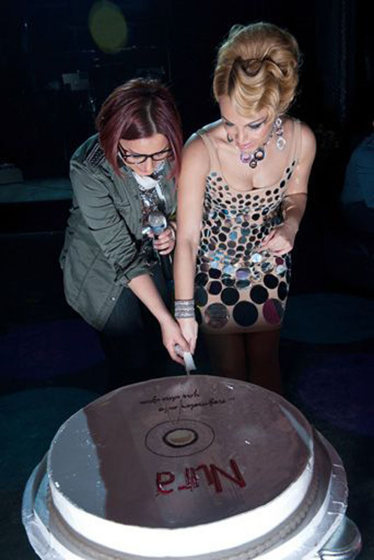 Нура Сури со сладкой грампластинкой - ФОТОСЕССИЯ