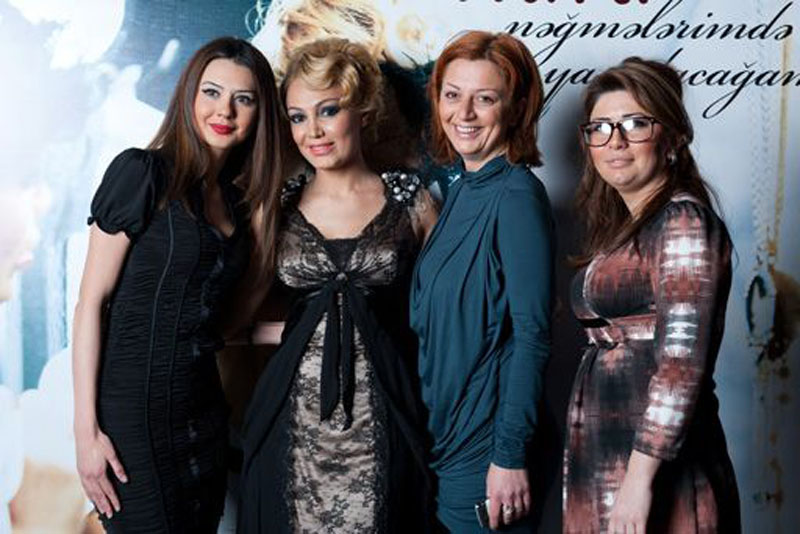 Нура Сури со сладкой грампластинкой - ФОТОСЕССИЯ