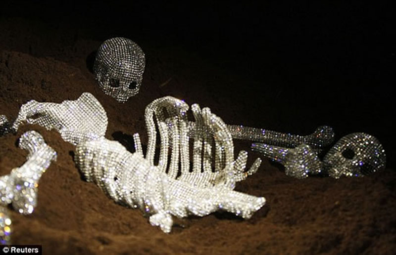 Автомат Калашникова и человеческий скелет… в стразах Swarovski - ФОТО