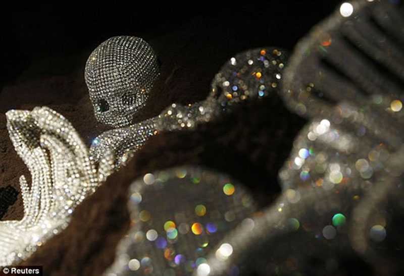 Автомат Калашникова и человеческий скелет… в стразах Swarovski - ФОТО