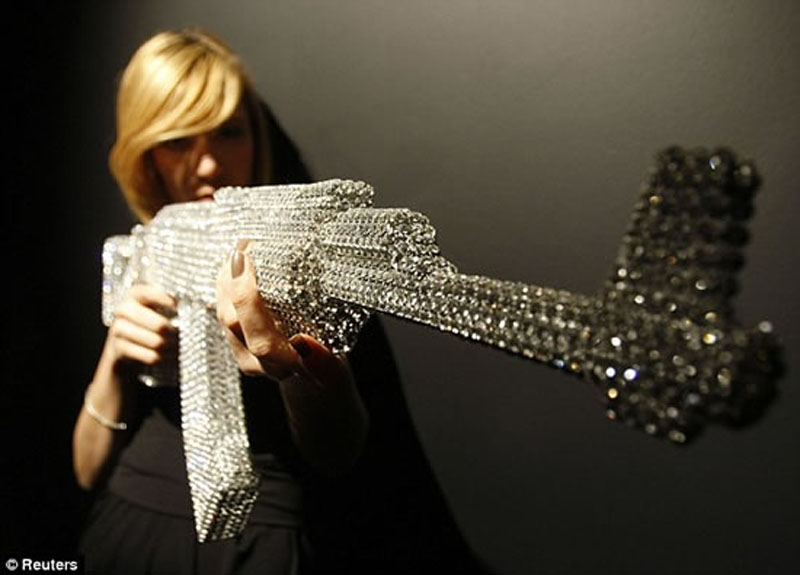 Автомат Калашникова и человеческий скелет… в стразах Swarovski - ФОТО