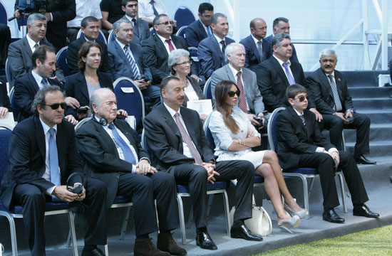 Президент Азербайджана Ильхам Алиев и его супруга Мехрибан Алиева приняли участие в церемонии закладки фундамента Олимпийского стадиона в Баку - ФОТО