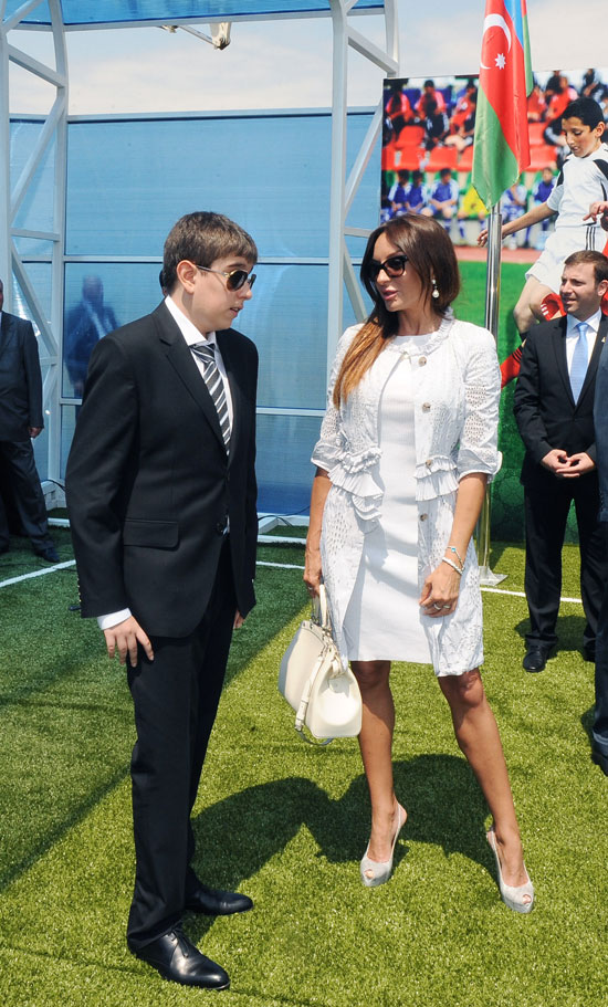 Президент Азербайджана Ильхам Алиев и его супруга Мехрибан Алиева приняли участие в церемонии закладки фундамента Олимпийского стадиона в Баку - ФОТО