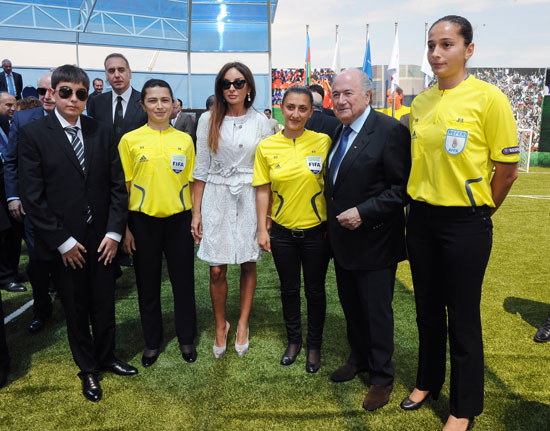 Президент Азербайджана Ильхам Алиев и его супруга Мехрибан Алиева приняли участие в церемонии закладки фундамента Олимпийского стадиона в Баку - ФОТО