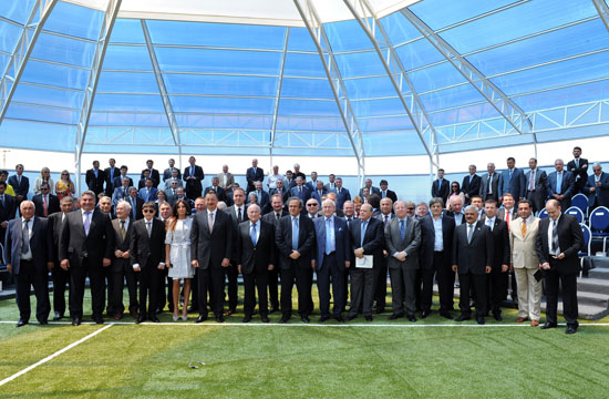 Президент Азербайджана Ильхам Алиев и его супруга Мехрибан Алиева приняли участие в церемонии закладки фундамента Олимпийского стадиона в Баку - ФОТО