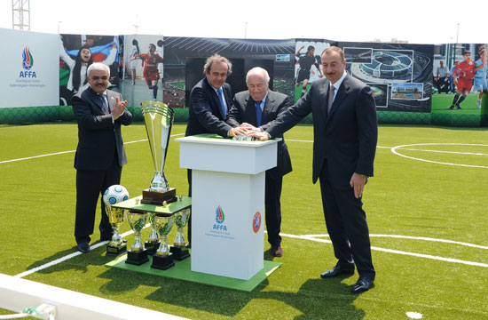 Президент Азербайджана Ильхам Алиев и его супруга Мехрибан Алиева приняли участие в церемонии закладки фундамента Олимпийского стадиона в Баку - ФОТО