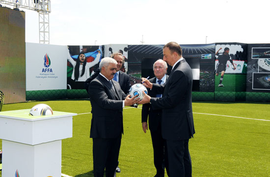 Президент Азербайджана Ильхам Алиев и его супруга Мехрибан Алиева приняли участие в церемонии закладки фундамента Олимпийского стадиона в Баку - ФОТО