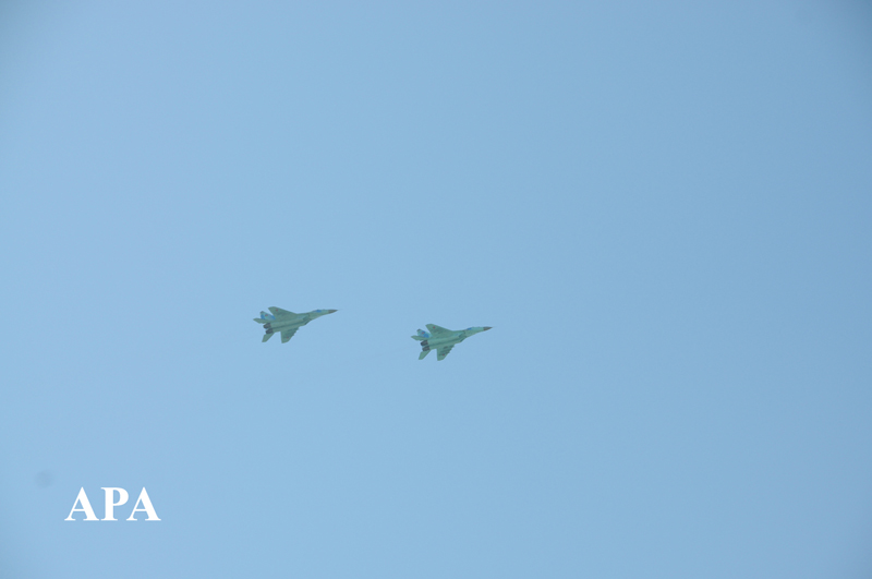 Военная авиация в небе над Баку - ОБНОВЛЕНО - ФОТО