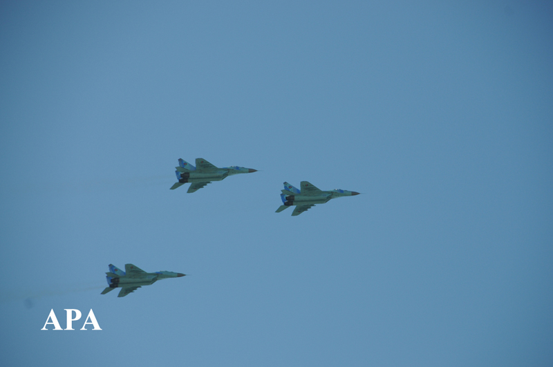 Военная авиация в небе над Баку - ОБНОВЛЕНО - ФОТО