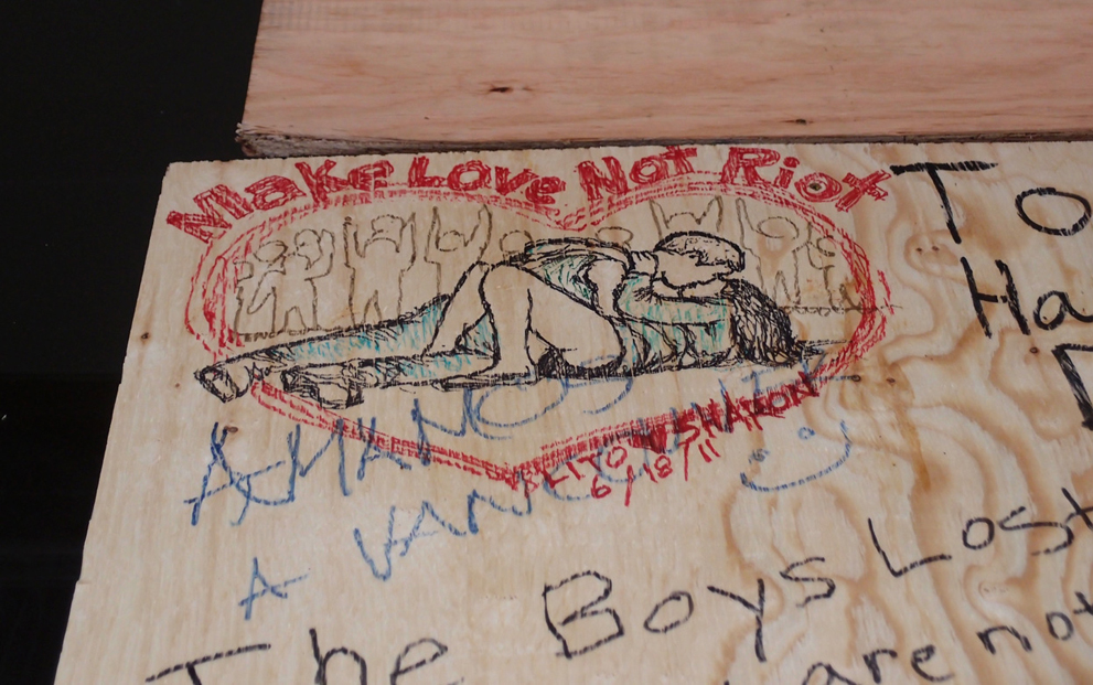 Поцелуй на 10 миллионов взбудоражил соцсети - ФОТО